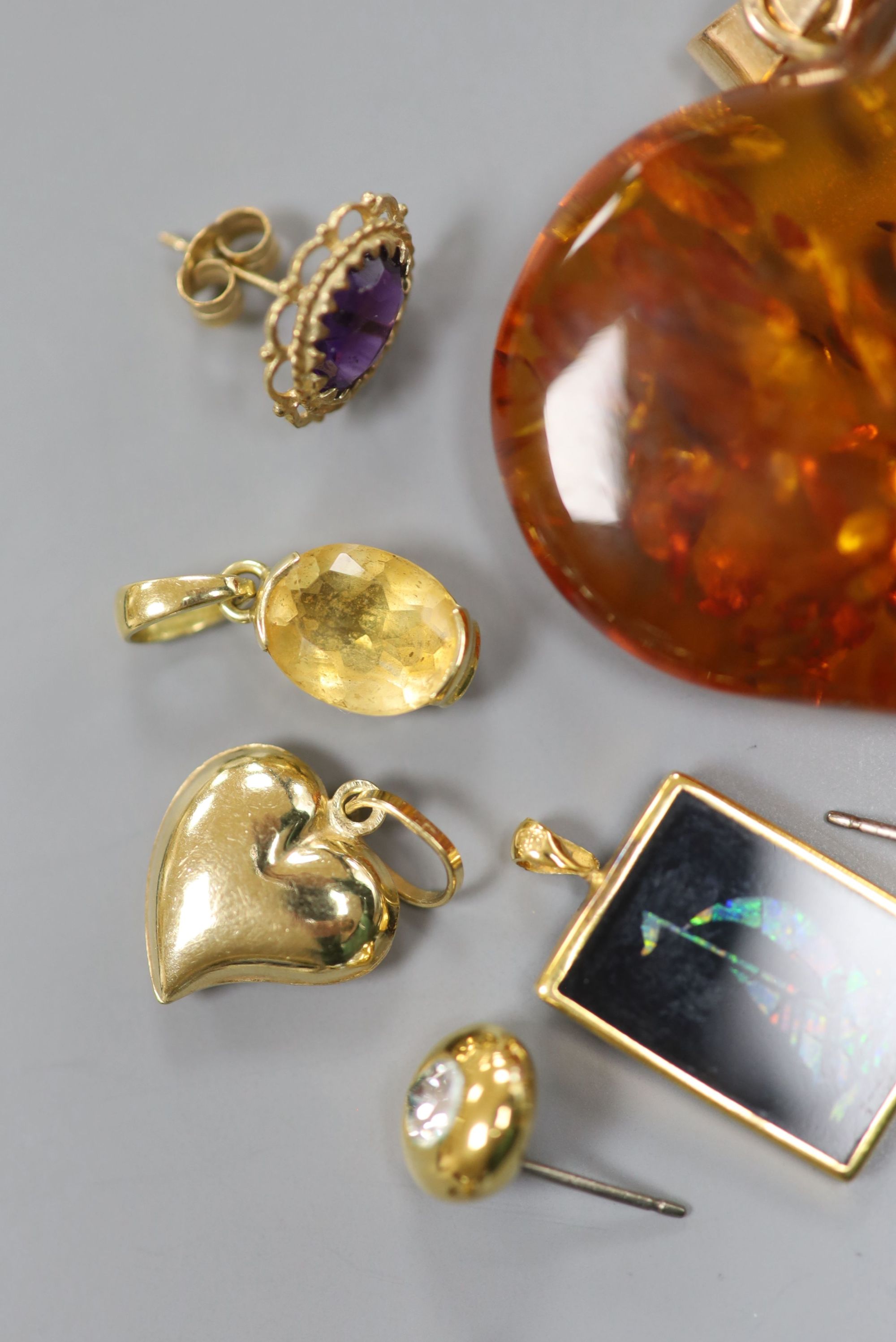 Minor jewellery including heart shaped amber pendant, five pair of earrings including one 9ct gold etc.